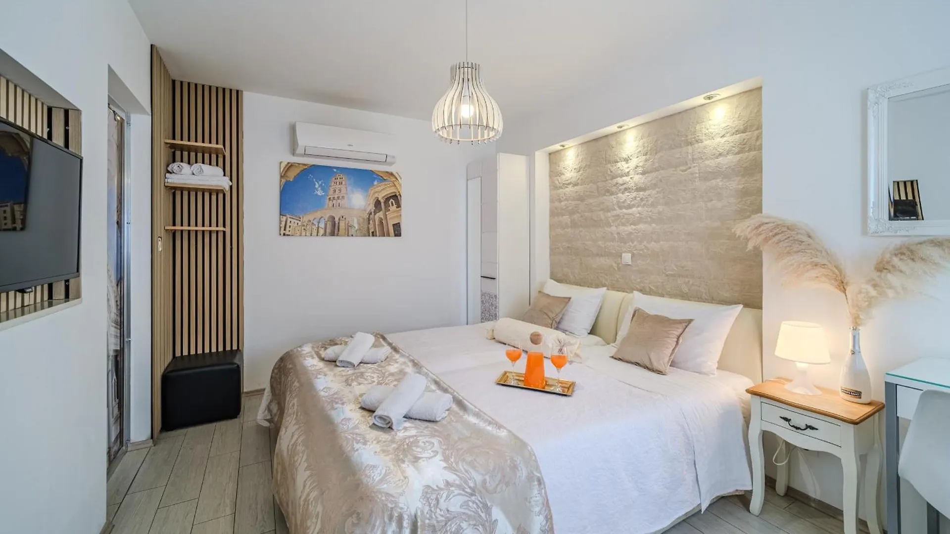 Central Split Rooms And Apartments Paese