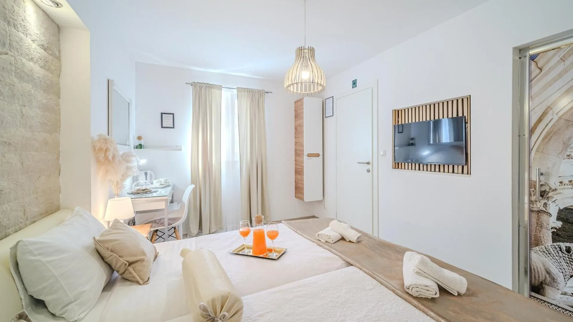 Central Split Rooms And Apartments Paese