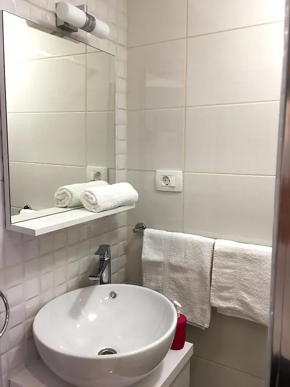 Central Split Rooms And Apartments Paese 3*,