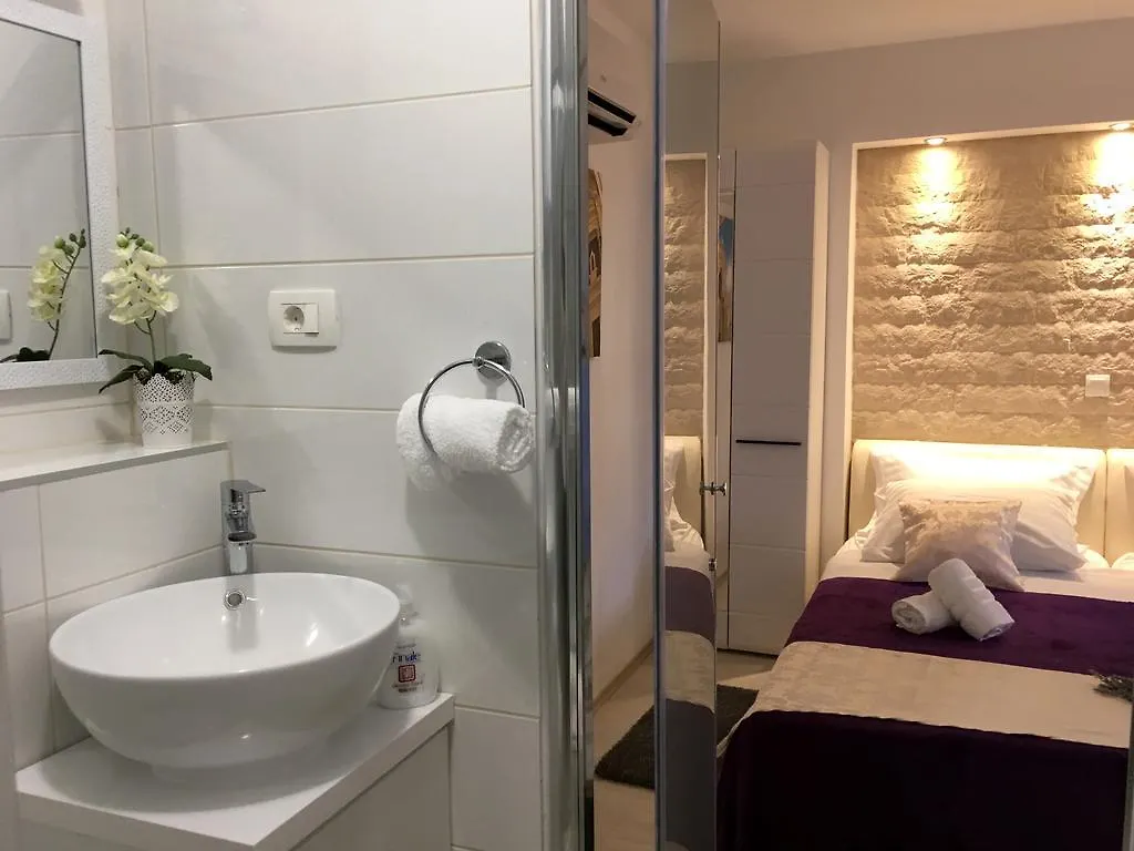Central Split Rooms And Apartments Paese Gasthof