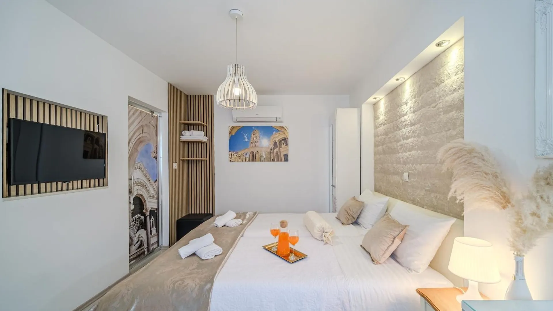 Central Split Rooms And Apartments Paese 3*,