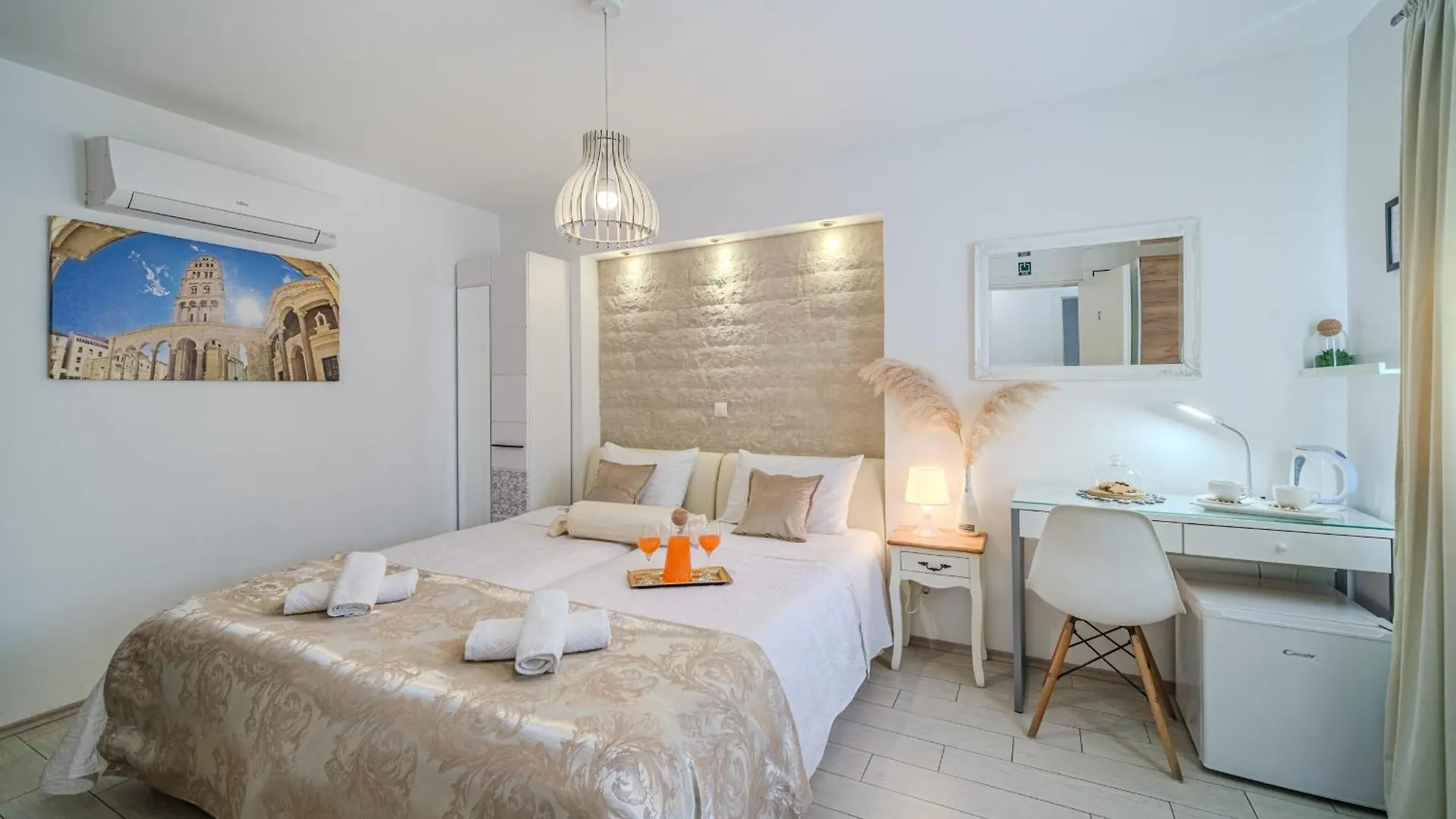 Central Split Rooms And Apartments Paese