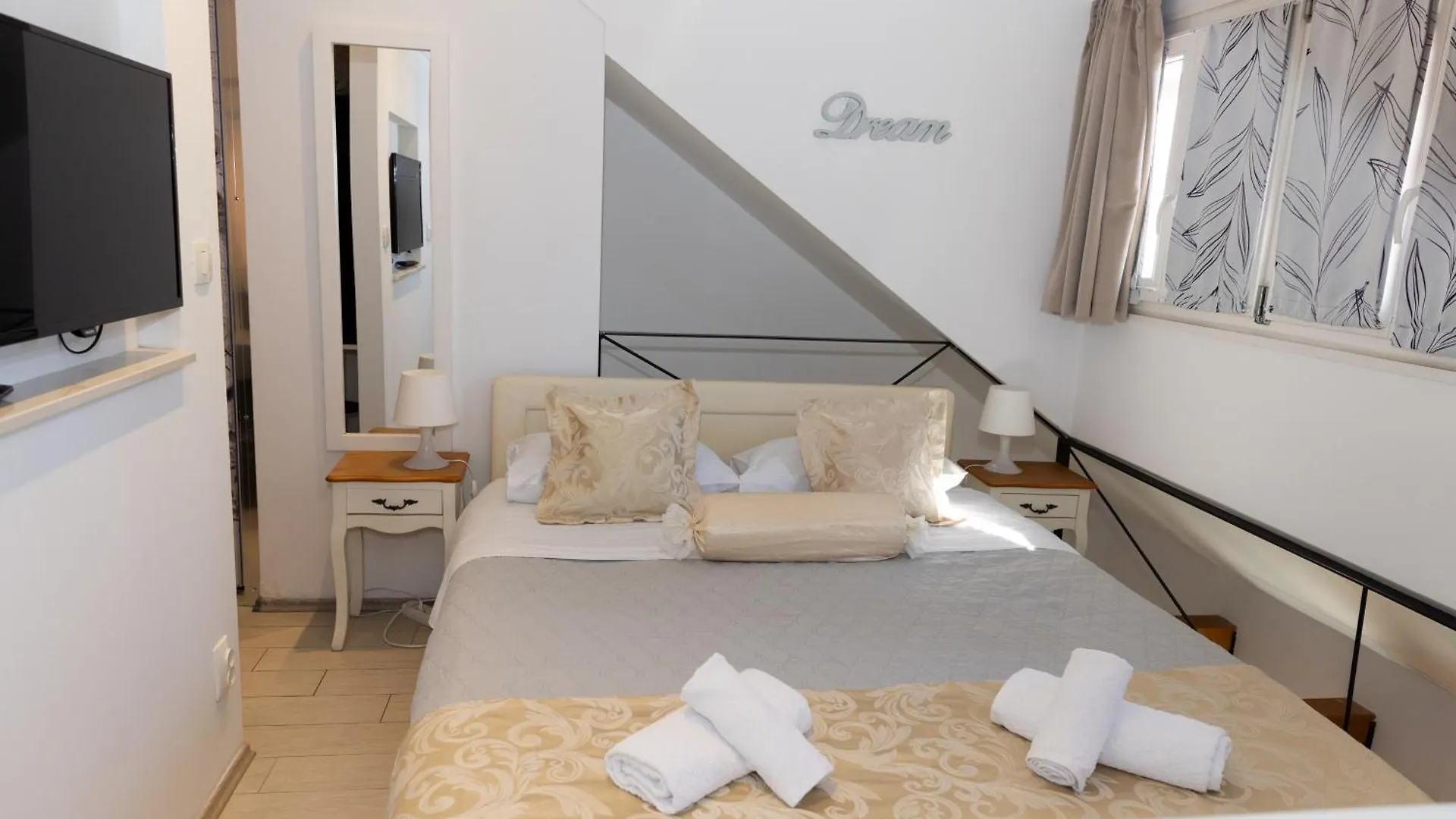 Central Split Rooms And Apartments Paese 3*,