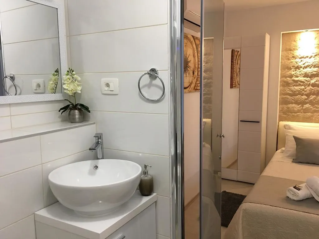 Central Split Rooms And Apartments Paese